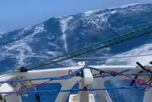 Яхтсмен из Геленджика снял на видео шторм в Атлантическом океане