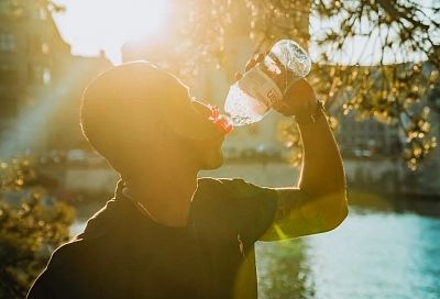 Врач предупредила об опасности пить воду из пластиковых бутылок