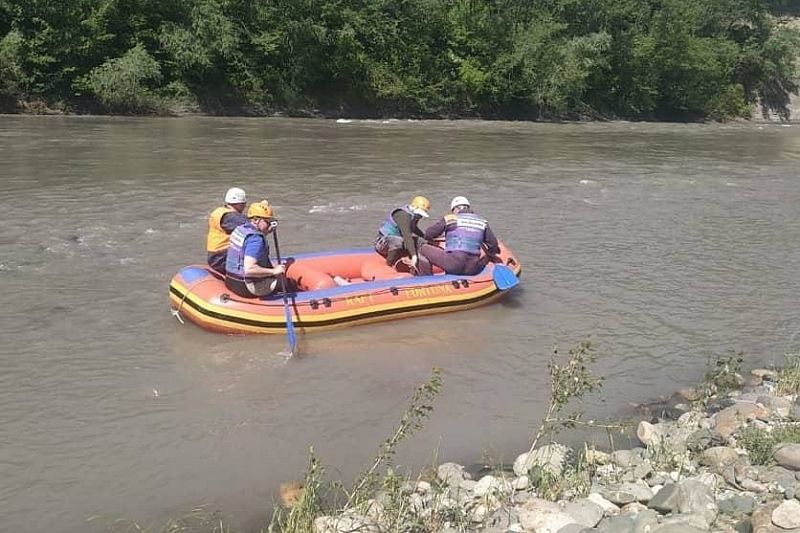 В Адыгее продолжаются поиски упавшего в горную реку 8 мая туриста