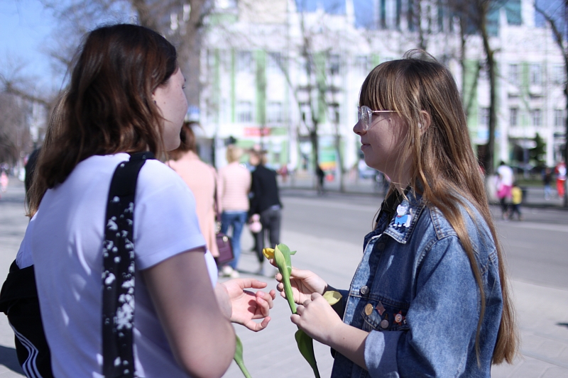 Во время шествия по улице Красной юноши дарили девушкам цветы и свои улыбки