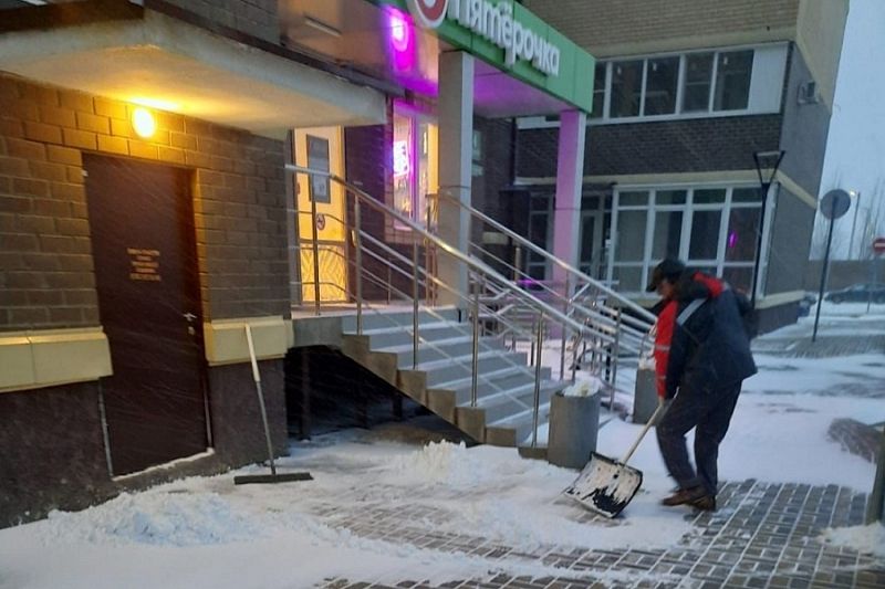 В мэрии Краснодара напомнили, куда жаловаться на нерасчищенный во дворах снег