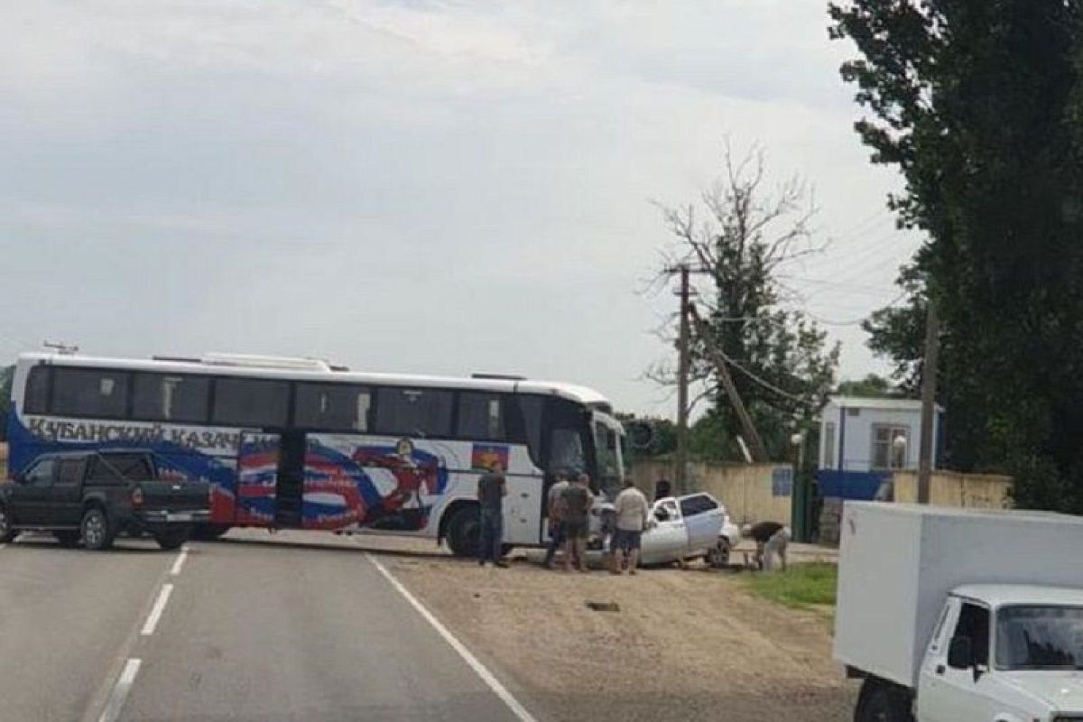 В Краснодарском крае столкнулись автобус Кубанского казачьего хора и ВАЗ. Пострадал мужчина