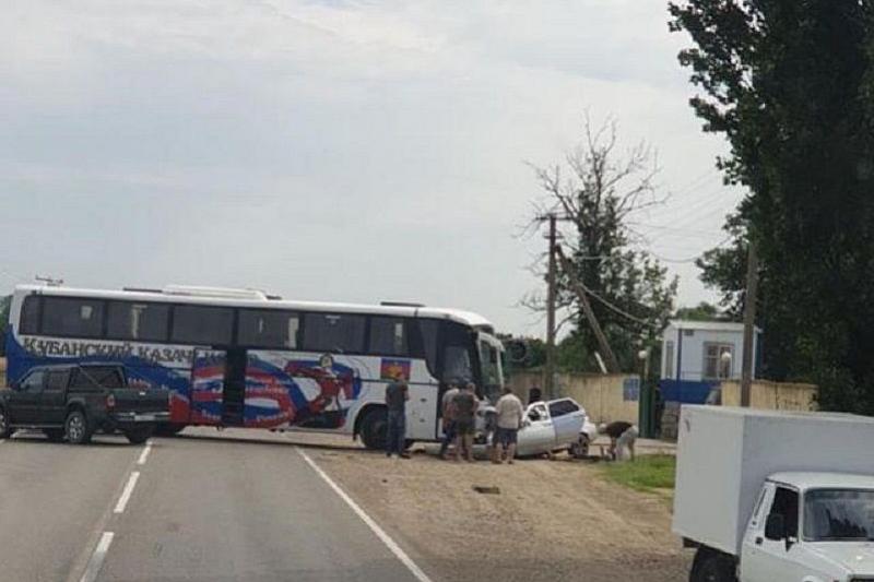 В Краснодарском крае столкнулись автобус Кубанского казачьего хора и ВАЗ. Пострадал мужчина