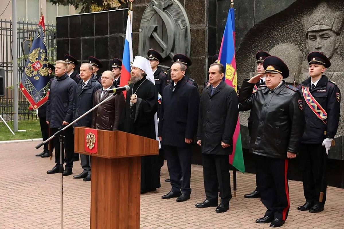 Губернатор Кубани и начальник ГУ МВД России по краю поздравили сотрудников органов внутренних дел с профессиональным праздником