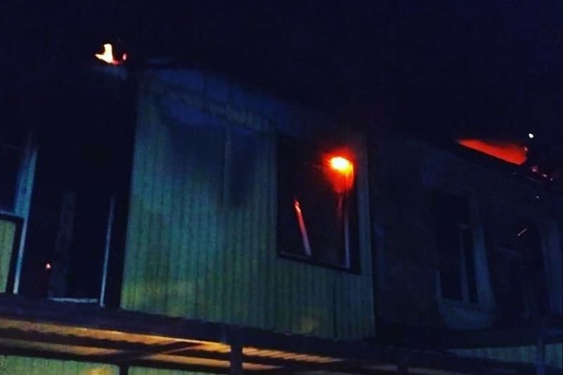 Из-за ночного пожара в жилом доме эвакуировано шесть человек