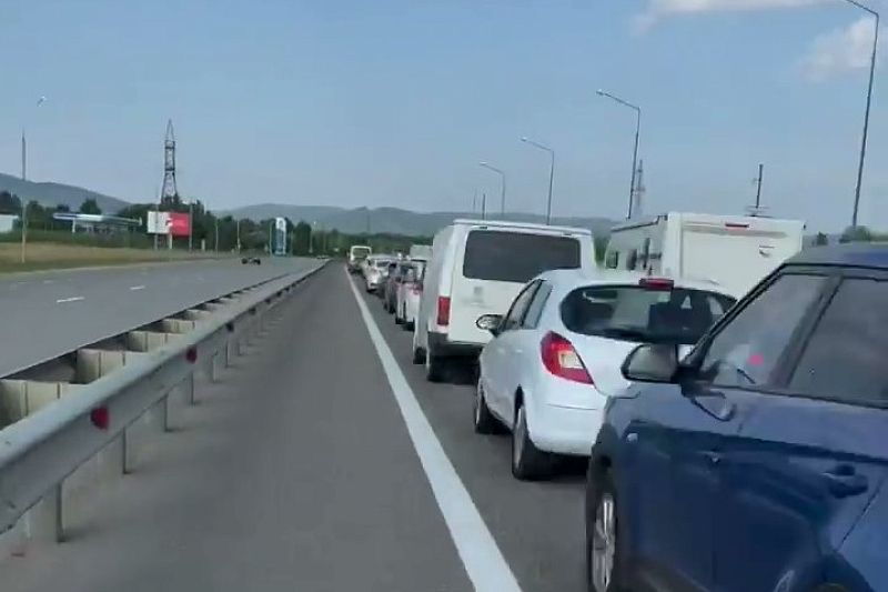 Пробок стало больше: автомобилисты «застряли» на дороге к морю в Краснодарском крае