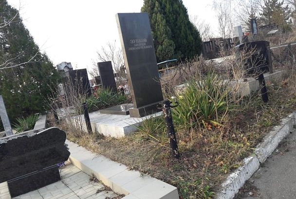В Новороссийске вандалы разграбили могилу легендарного героя ВОВ