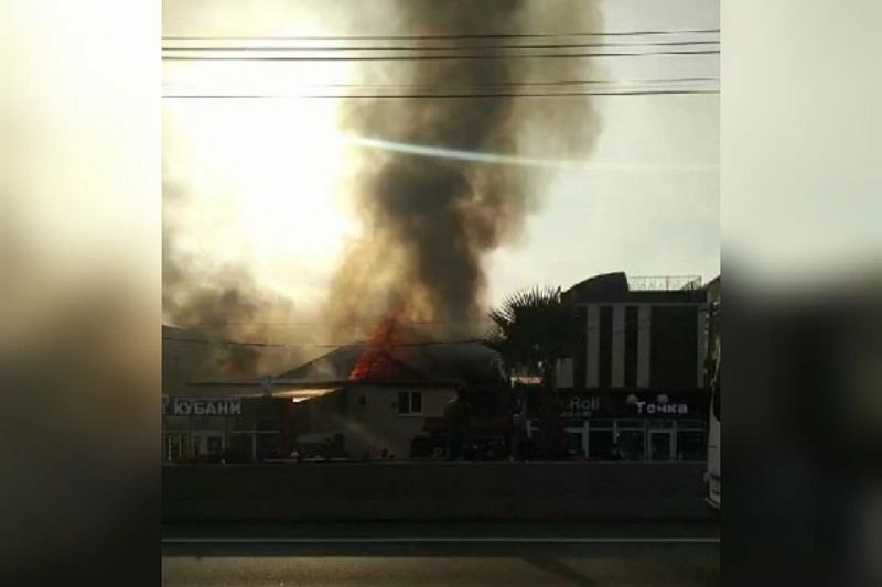 Сотрудники МЧС тушат два горящих дома и магазин на площади 500 кв. м