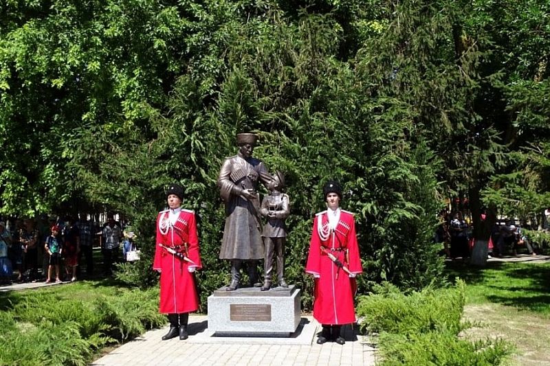 В Темрюкском районе открыли памятник «Преемственность поколений»