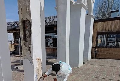 Входную арку на Центральном пляже Анапы восстанавливают к курортному сезону