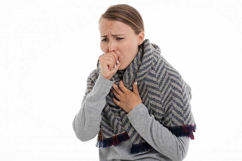 Среди симптомов затяжного коронавируса кашель и боли в грудной клетке