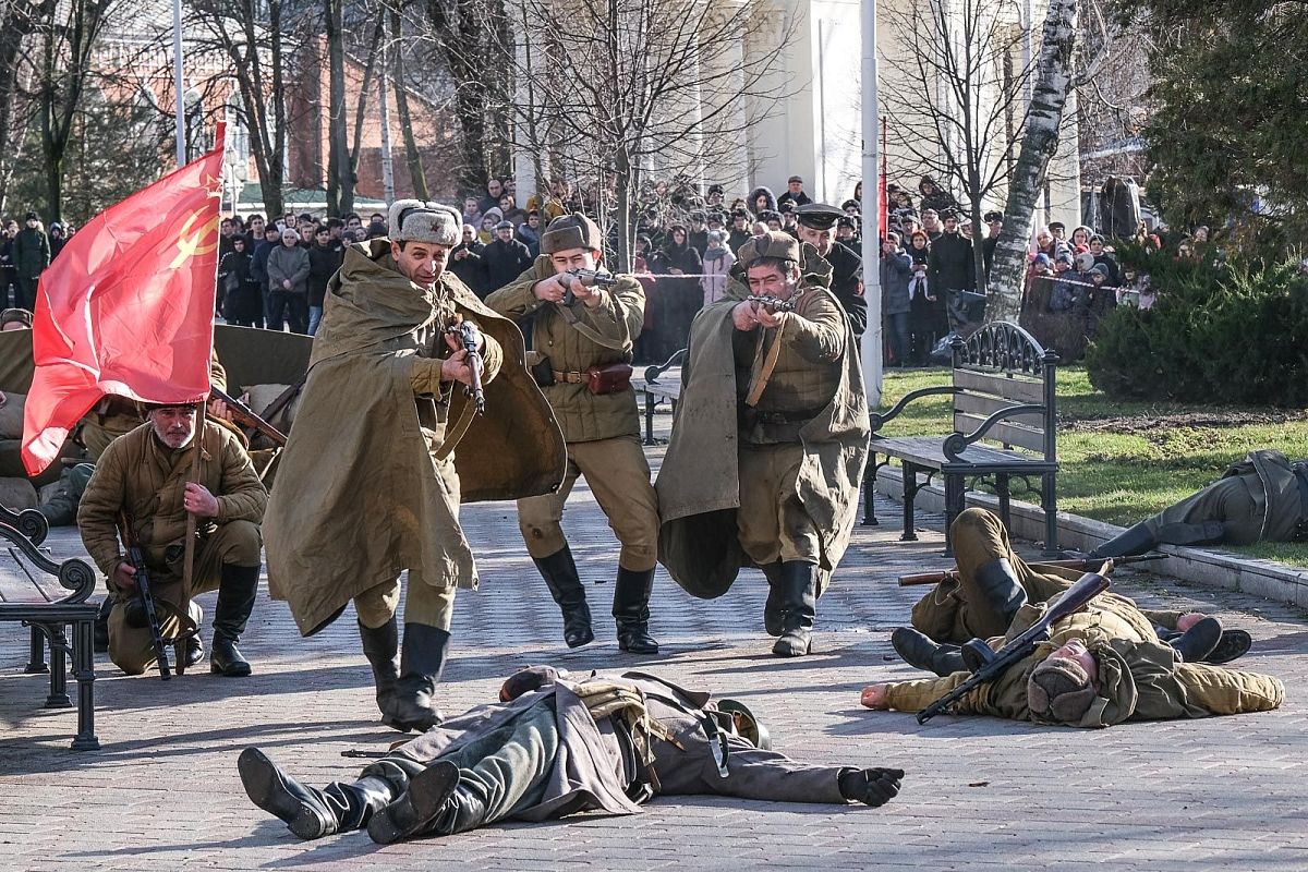 В Краснодаре провели реконструкцию освобождения города от немецко-фашистких захватчиков