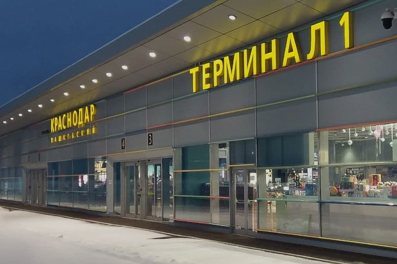 Аэропорт Краснодар отправил все задержанные из-за снегопада рейсы