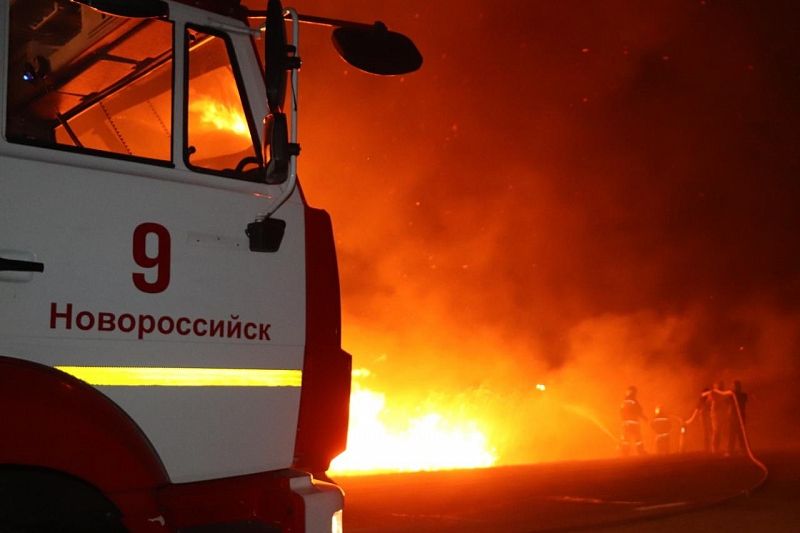 В Темрюкском районе горят плавни на площади 900 квадратов