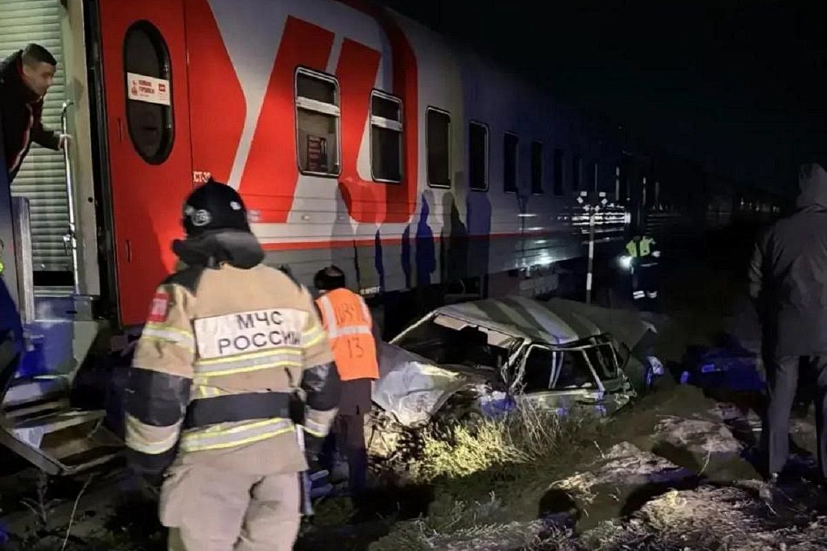 Поезд Адлер - Санкт-Петербург столкнулся с автомобилем