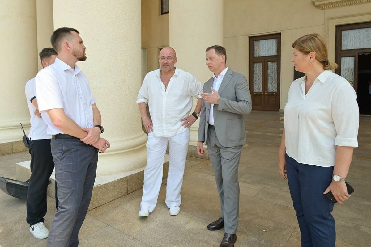 «Хотелось, чтобы было больше мероприятий, которые объединяют город»: Максим Аверин – о предстоящих в Зимнем театре Сочи событиях