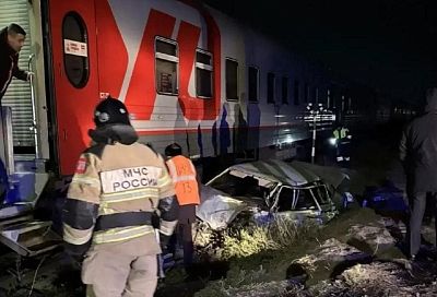 Поезд Адлер - Санкт-Петербург столкнулся с автомобилем