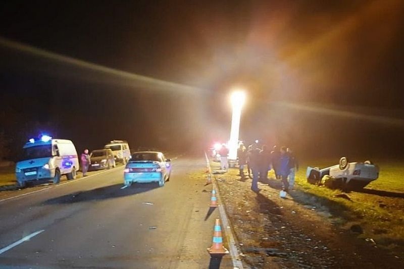 В жестком ДТП в Лабинском районе погиб водитель опрокинувшейся легковушки