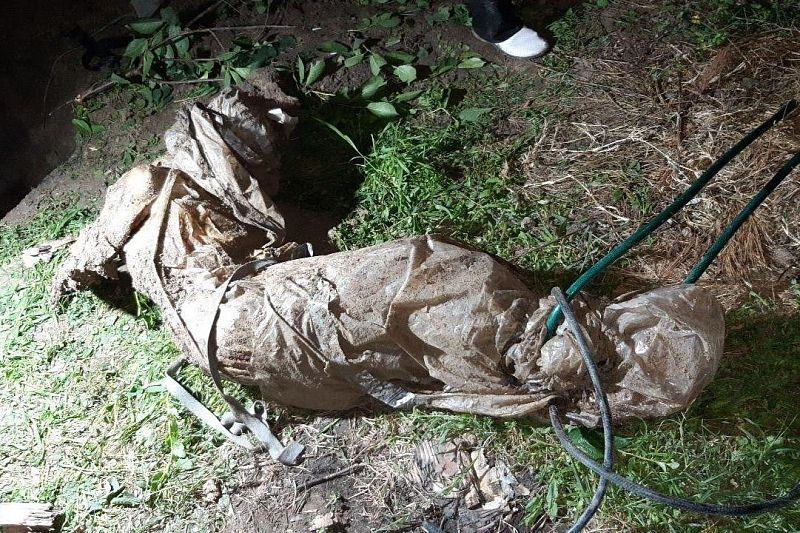 Житель Новороссийска до смерти забил знакомого обухом топора и закопал труп в огороде