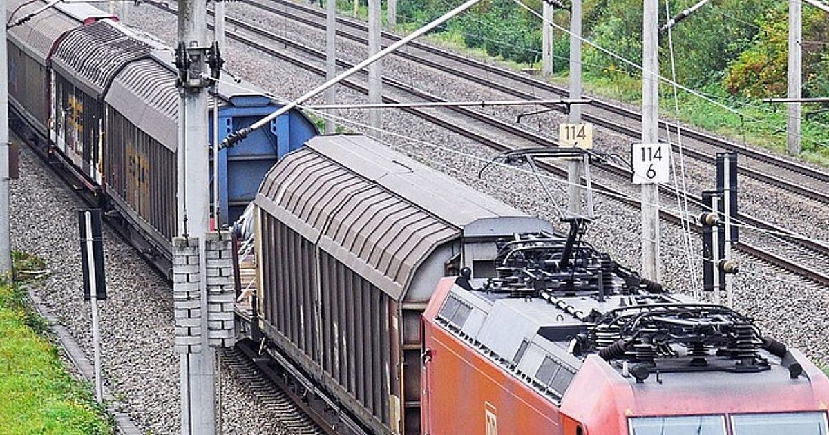 Парень залез на вагон поезда. Железнодорожный вагон под током. В оренбурге парень залез на вагон поезда. Подростки залезли на поезд. В оренбурге парень залез на вагон поезда.