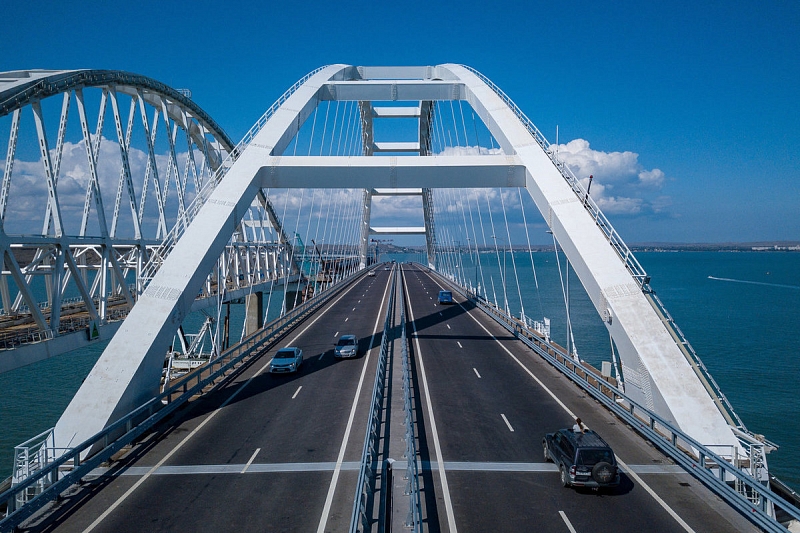 На Крымском мосту ограничили скорость движения из-за морозов