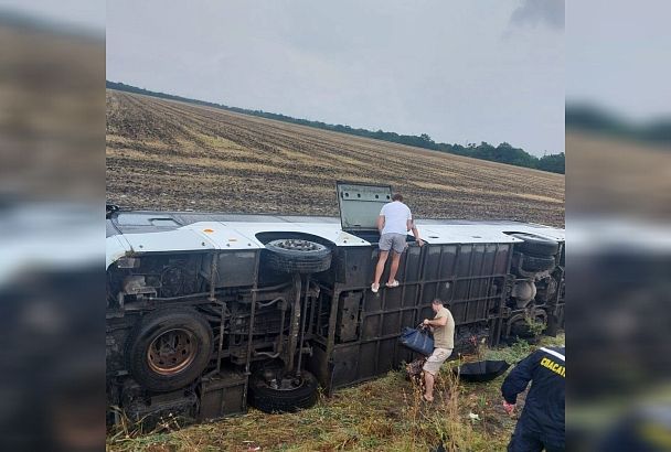 Пострадавших из перевернувшегося автобуса Ростов - Геленджик обследуют медики в больнице на Кубани
