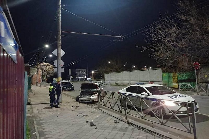 В Краснодаре пьяный водитель иномарки снес забор и сбил 14-летнюю девушку на тротуаре