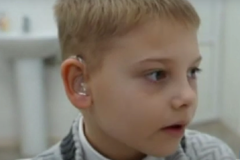 «Край Добра» исполнил мечту: 8-летнему кубанцу подарили слуховые аппараты