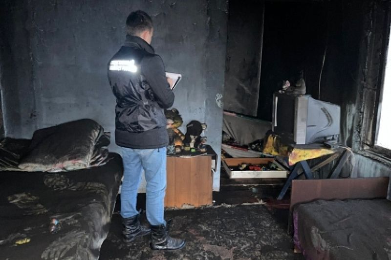 Родители оставили одних: в Адыгее двое маленьких детей погибли при пожаре в частном доме 