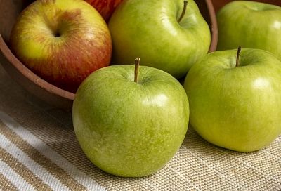 Эксперты рассказали о разной пользе для здоровья зеленых и красных яблок 