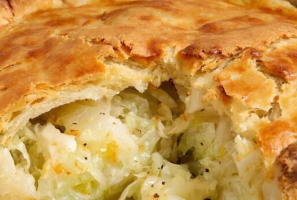 Пирог из капусты на дрожжевом тесте – просто сказка: тесто настоящая  палочка-выручалочка для любой несладкой выпечки