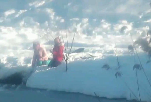 В Краснодаре спасатели уберегли от трагедии двух девочек, играющих возле водоема