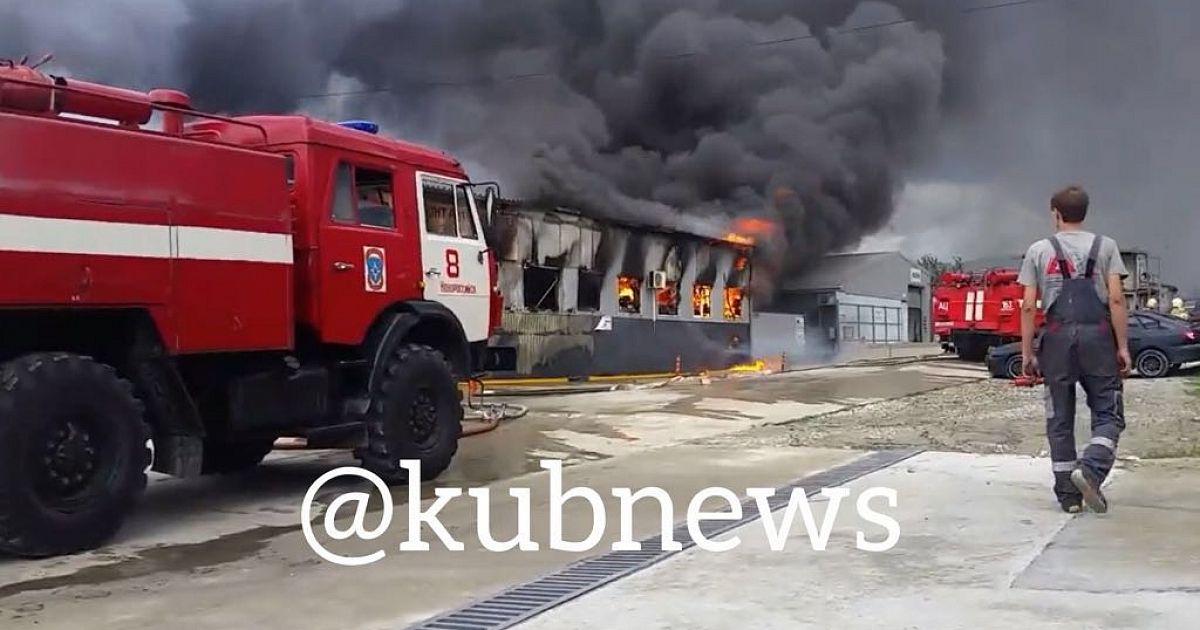 Пожар в новороссийске сейчас видео. Пожар в Новороссийске. Пожар в Новороссийске сегодня. Пожар автосервис Новороссийск 2018. Новороссийск пожар в Цемдолине.