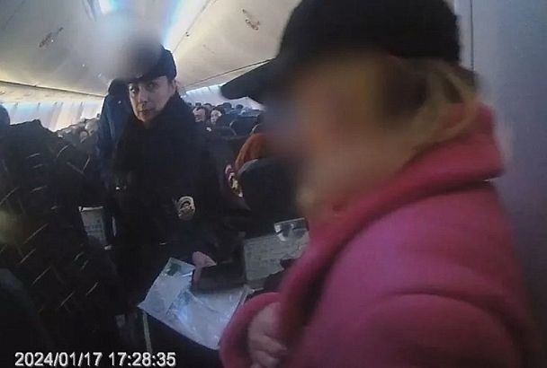Пассажирка угрожала выйти из самолета Сочи - Санкт-Петербург во время рейса