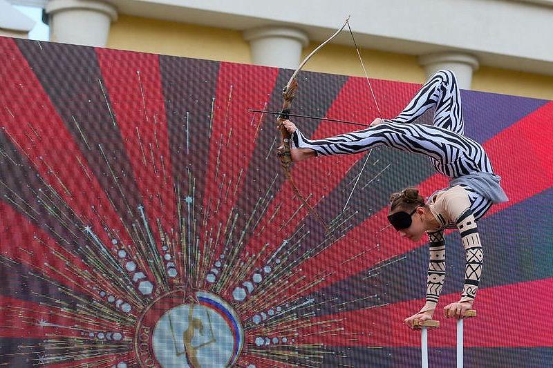 Стрельба из лука ногами: циркачка из Краснодарского края вслепую установила рекорд России (видео)