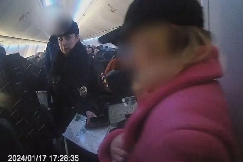 Пассажирка угрожала выйти из самолета Сочи - Санкт-Петербург во время рейса