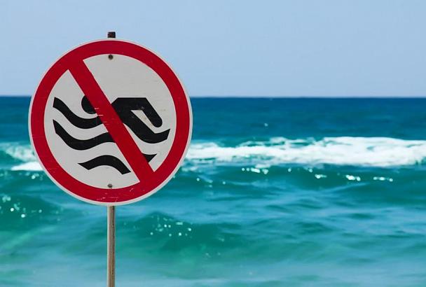 В Новороссийске на пляжах до конца недели действует запрет на купание