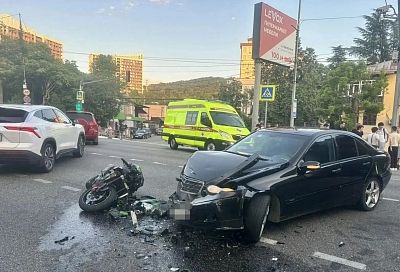 21-летний водитель Mercedes снес мотоциклиста на трассе Джубга – Сочи. Байкер погиб