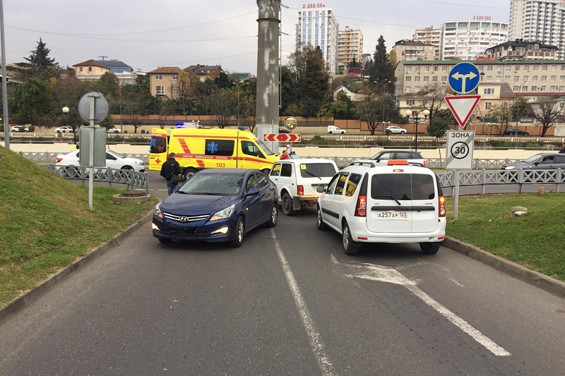 В Сочи в ДТП с иномаркой пострадал 16-летний водитель мопеда