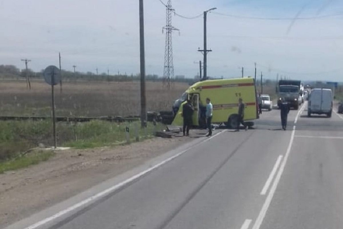 Пять человек пострадали при столкновении автомобиля скорой помощи с поездом