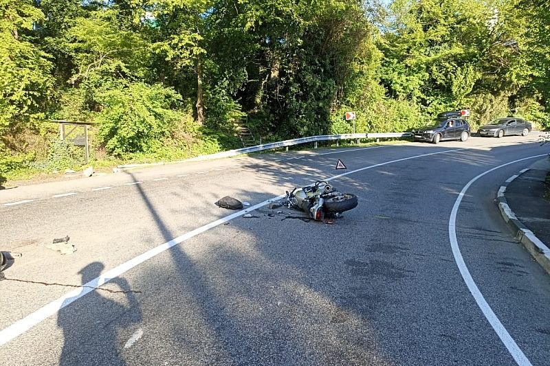 На трассе в Сочи мотоциклист врезался в фуру и погиб
