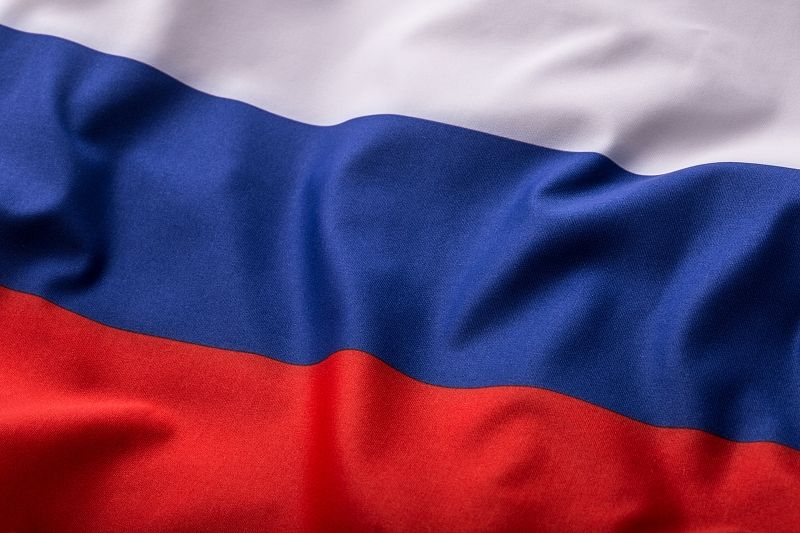 В Госдуме предложили вывешивать флаг России не только на школы