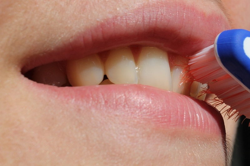 Риск онкологии вполовину выше у тех, кто не чистит зубы, выяснили ученые