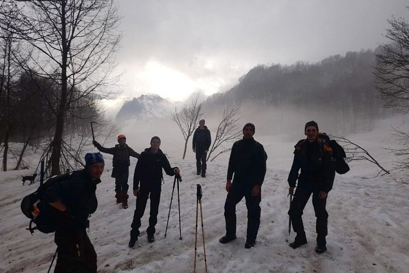 В Сочи спасатели эвакуировали туристов с заснеженного склона горы Ачишхо