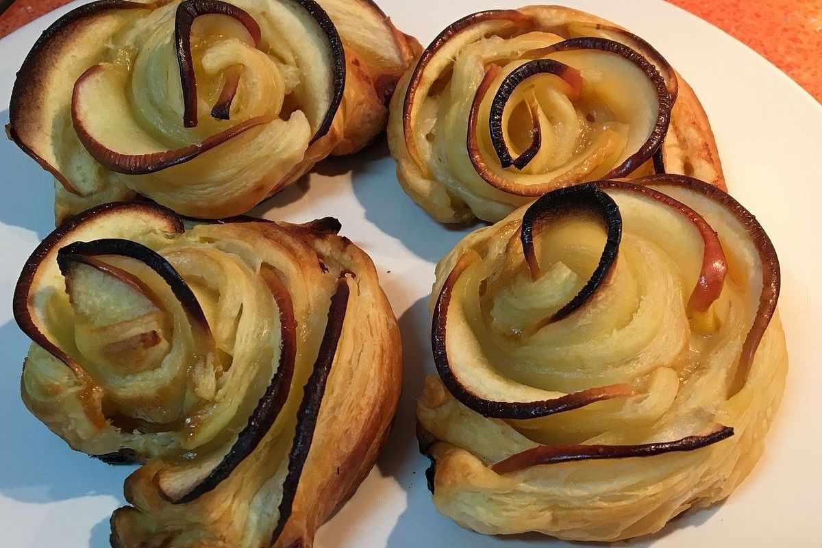 Эти шикарные пирожные станут вашим фирменным угощением - яблочные розочки из слоеного теста