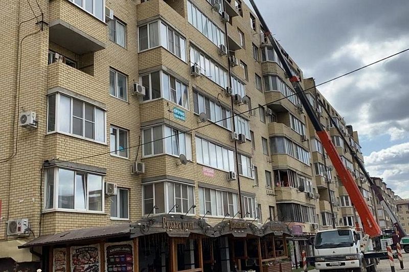 В подъездах горевшей многоэтажки по ул. Российской в Краснодаре меняют окна