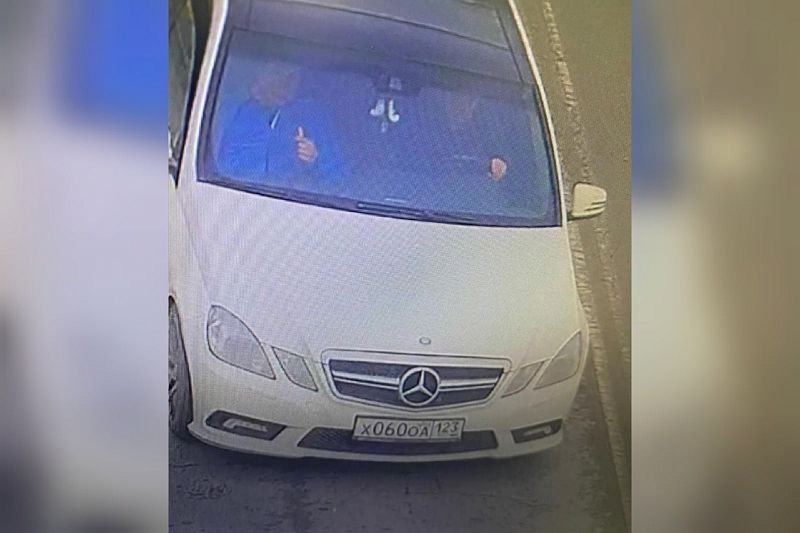 Полиция нашла лихача на Mercedes, едва не сбившего девушку на пешеходном переходе