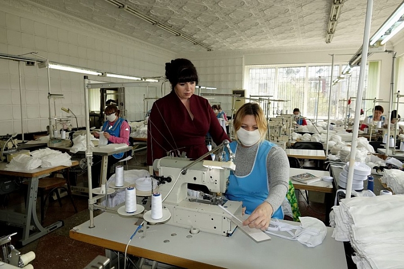В Краснодарском крае предприятия перепрофилировались на производство антисептиков и масок 