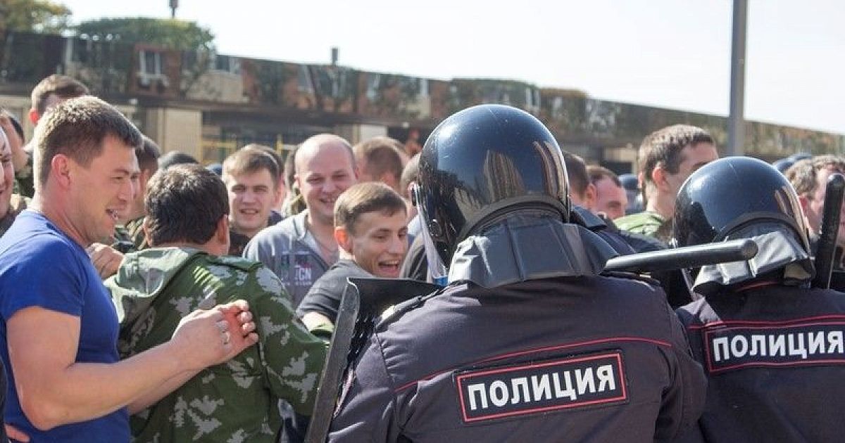 Действия нарядов полиции. Пресечение массовых беспорядков. Полиция РФ массовые беспорядки. Пресечение массовых беспорядков полицией. Полиция на стадионе.