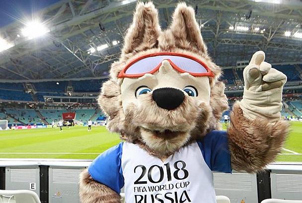 «Футбольные» деньги, гигантские матрёшки и мячи из колбасы: 7 необычных новинок к ЧМ-2018 в России